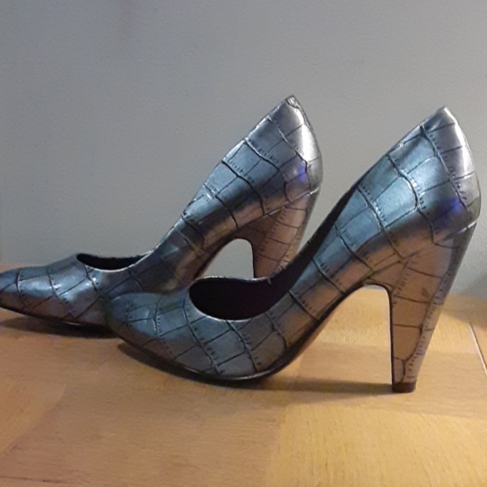 Shoes - Picture 3 of 3